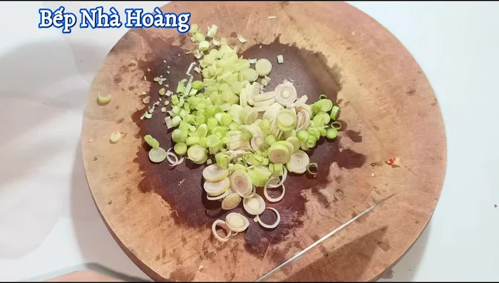 Cut the remaining lemongrass into thin slices.