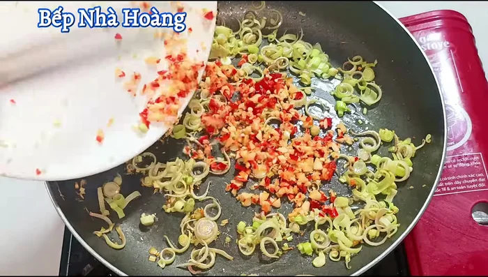 Add the remaining minced garlic and chili to the pan and stir-fry until golden and fragrant.