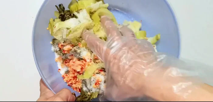 Mix well to combine all ingredients. The pickled cabbage already has a salty and sour taste, so you don't need to add additional salt or fish sauce.