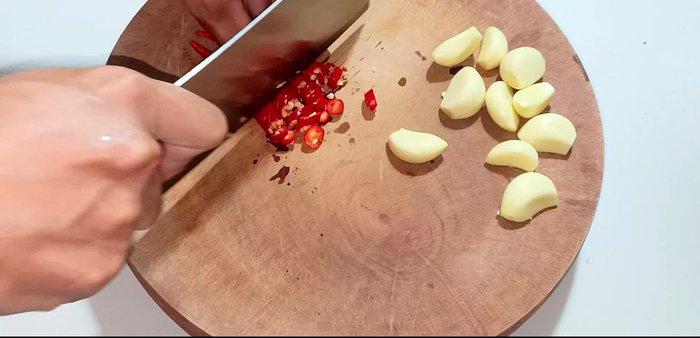 Chop the garlic and chili peppers.
