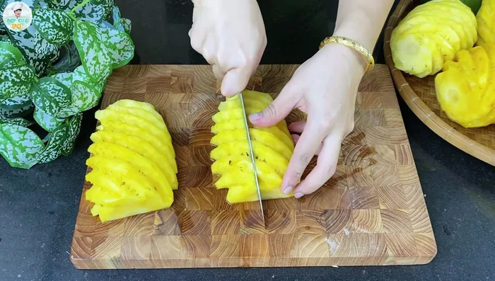 Peel and thinly slice the pineapple. Weigh the pineapple and measure the sugar (250-400g sugar per 1kg of pineapple, adjust based on sweetness).