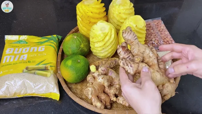 Peel and finely grind the ginger. Soak in salted lemon water for 15 minutes, then rinse thoroughly.