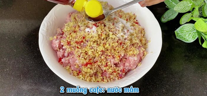 Combine the blended meat, lemongrass mixture, salt, fish sauce, sugar, MSG, seasoning, and green pepper (or black pepper) in a bowl. Mix well.