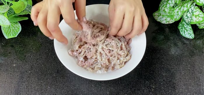 Prepare the sausage casings by cutting them into 30cm pieces and washing them thoroughly with vinegar and salt to remove slime.