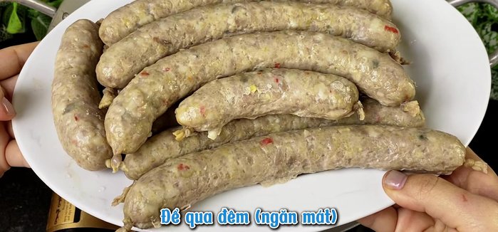 Heat oil in a pan and deep-fry the sausages until golden brown on all sides.