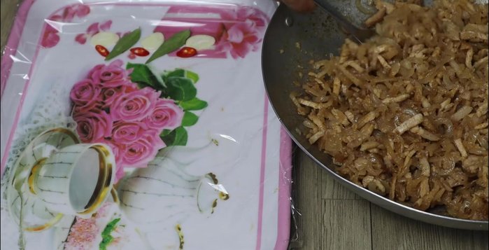 Wrap the spring rolls: Roll up the wrapper tightly, tucking in the ends. Secure with a rubber band or string. (405.919)