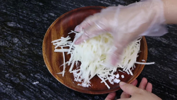 Squeeze the cassava root to remove excess water.