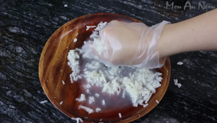Mix the ground pork mixture with the squeezed cassava root and dried bread crumbs.