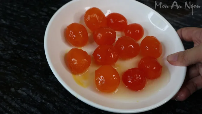 Marinate the salted duck eggs in wine for 5 minutes, then wash thoroughly.