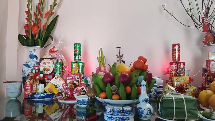 Display five types of fresh, undamaged fruits, symbolizing the five colors and five elements. Fruit selection may vary depending on local customs.