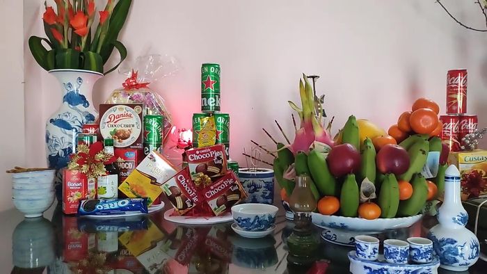 Place offerings on the altar: beer, wine, soft drinks, candies, votive paper money, green rice cakes, fruits, betel, areca nuts, water, and incense.