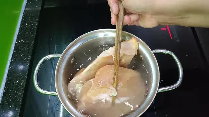 Boil the chicken with ginger and a little salt until cooked but not thoroughly. (Avoid overcooking to retain juices).