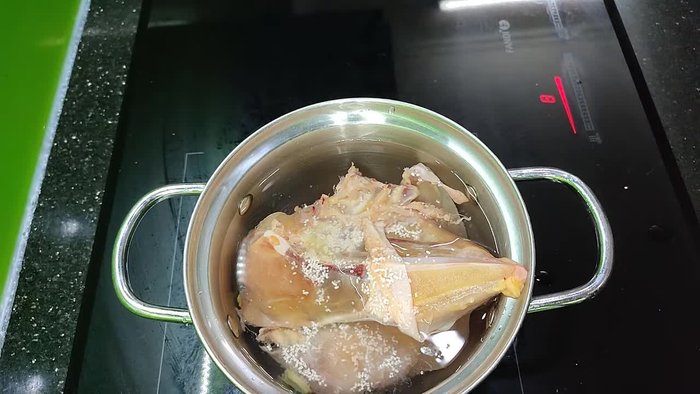 Wash the chicken with salt and ginger.