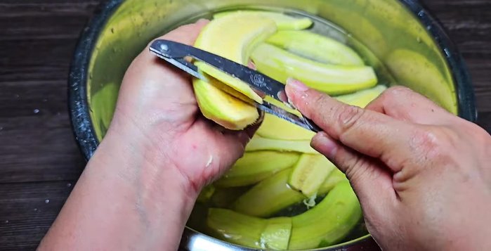 Grate the bananas into relatively thick strips; avoid making them too thin.
