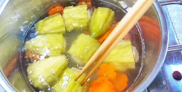 Season and serve: Add sugar, vegetarian seasoning powder, and coriander to taste. Garnish with chili, pepper, green onions, and cilantro as desired.