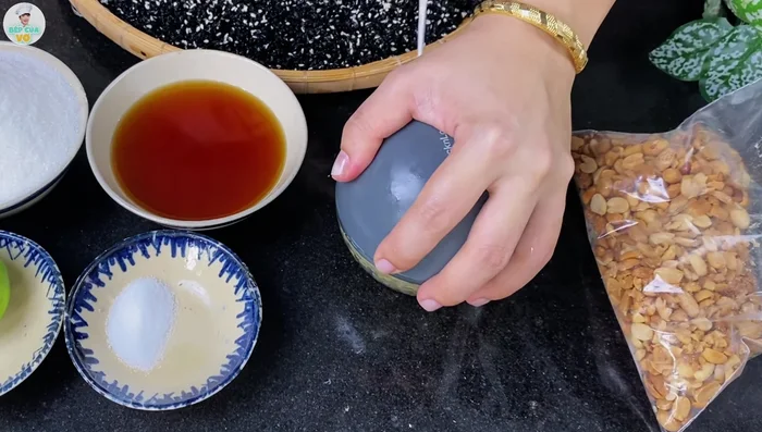 Peel and blend the ginger until smooth.