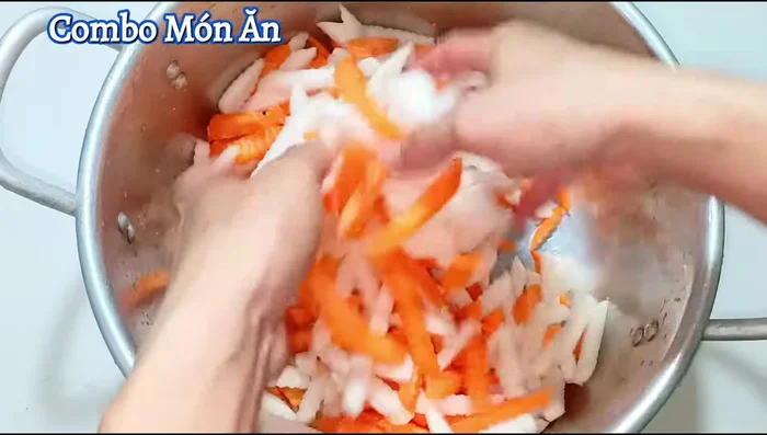 Mix the radish and carrots with 1.5 tbsp of salt and let them soak for 1.5 hours, stirring occasionally to release water and reduce bitterness.