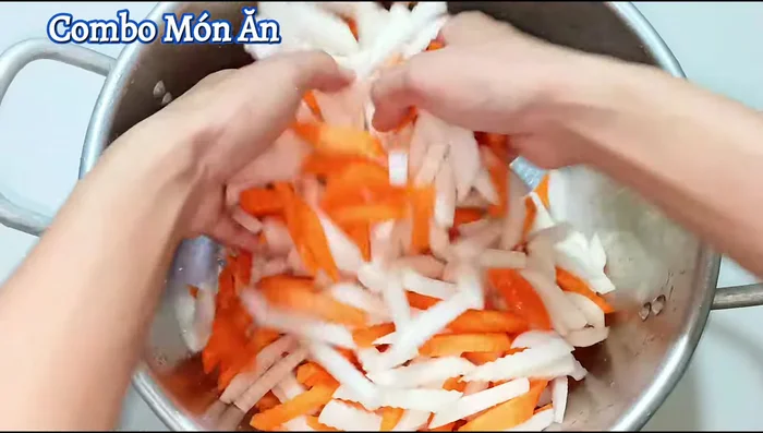 Wash the radish and carrots thoroughly multiple times with water until the salt is removed. Gently squeeze the excess water out using a coconut milk squeezing cloth bag.