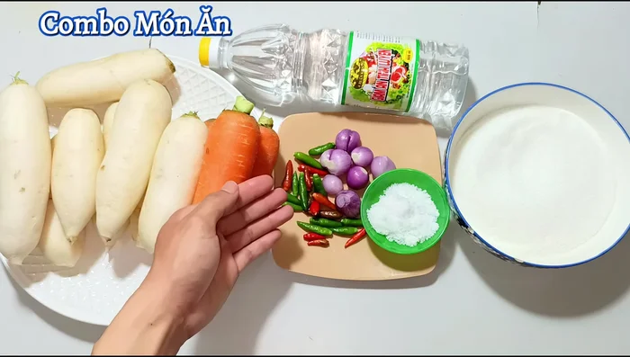 Wash and peel the white radish and carrots. Cut the carrots into slightly diagonal pieces, about 1cm thick. Cut the radish similarly, using a pattern maker or knife for a more attractive look. Aim for 1cm thickness.