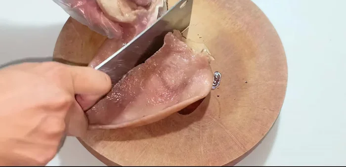 Cut the pig hands, snout, and pig ears (if using) into thick slices. Thicker slices are recommended for winter.