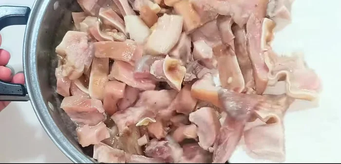 Add the sliced meat to the seasoned cooking liquid. Let it cool slightly.