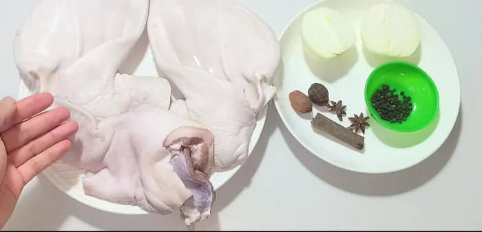 Process pig hands and snout with salted lemon to remove odor and whiten the meat. Scrape off excess hair and clean thoroughly. Wash and drain.
