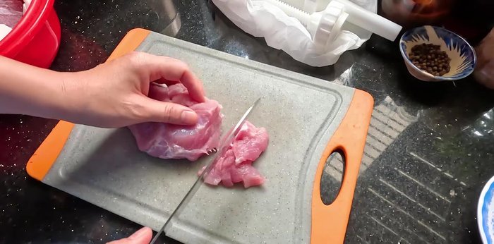 Cut the lean meat into small pieces and grind in a blender.