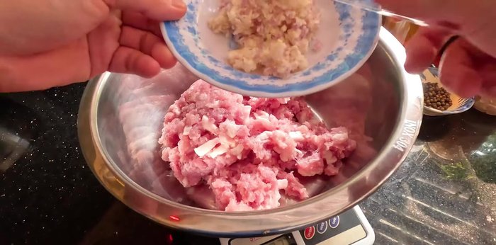 Mix the ground meat, ground fat, shallots, garlic, peppercorns, anise stars, sugar, salt, seasoning powder, ground pepper, Mai Que Lo wine, and green pressure wine in a bowl. Refrigerate for 15-30 minutes to marinate.