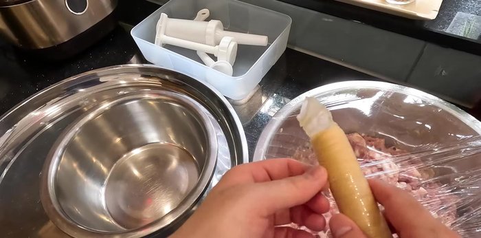 Prepare the sausage casings (Collagen casings or cleaned pig intestines).