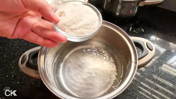 Combine jelly ingredients: In a pot, mix 900 ml of water, 50 grams of crispy jelly powder, 750-800 grams of sugar, a pinch of salt, and vanilla extract.