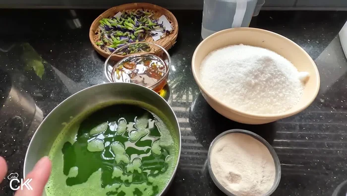 Prepare pandan leaf water: Blend 50 grams of pandan leaves with 400 ml of water. Let it rest in the refrigerator for 2 hours to extract the essence. Drain and discard the clear water, keeping only the concentrated green liquid.