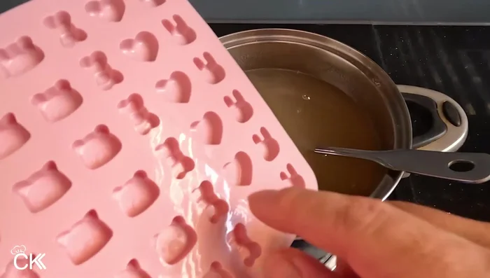 Prepare molds: Use silicone molds, small cups, or a large container for setting the jelly.