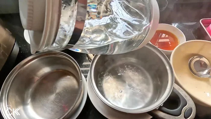 Dry the jelly: Place the filled molds in a pot of boiling water for a few minutes to maintain heat while setting. Dry the jelly for 4-5 days, turning halfway, in a sunny spot or a low-temperature oven (50°C) until completely dry and crispy on the outside.