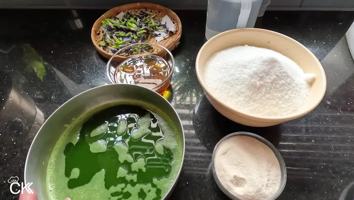 Prepare gardenia water: Soak 5-7 dried gardenia fruits in 150 ml of cold water for about 1 hour. Extract the yellow-colored water, discarding the seeds.