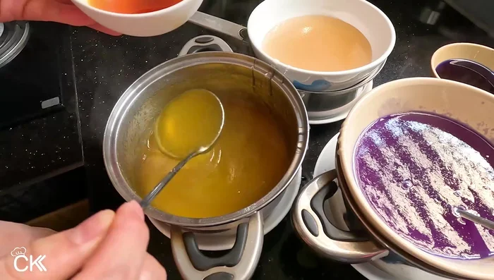 Pour into molds: Using a syringe or spoon, carefully layer the colored jellies into the molds. For a marbled effect, inject different colors side by side.