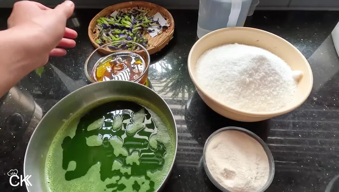 Prepare pumpkin flower water: Steep a mushroom-sized piece of dried pumpkin flower in 100-150 ml of boiling water for 10-15 minutes to extract the color.
