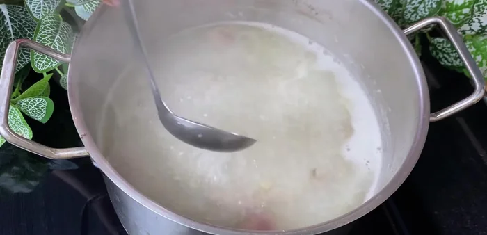 Add the cooked rice, carrots, and stir-fried chicken gizzards and straw mushrooms to the porridge. Add water as needed to adjust the thickness. Season with seasoning powder and salt to taste.