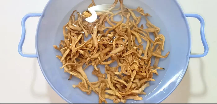 Rinse the dried radishes again with warm water and squeeze out excess water using a bag or cloth.