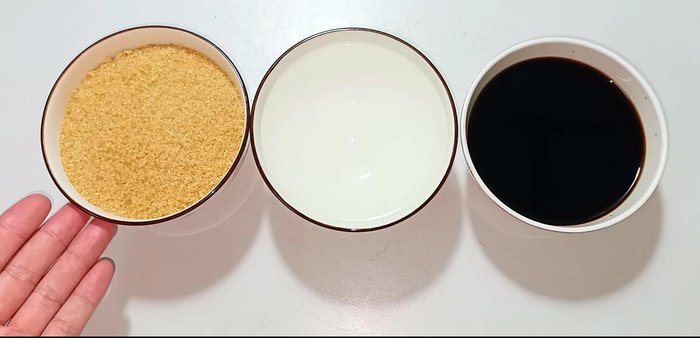 Prepare the pickling liquid: In a pot, combine 250g brown sugar, 250ml filtered water, and 200ml soy sauce. Cook until the sugar dissolves, then bring to a boil. Turn off the heat and let it cool completely.