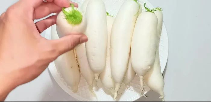 Wash the radishes thoroughly, including the skin. Choose fresh radishes with fresh green stems and pure white skin, free from damage, yellowing, or black spots.