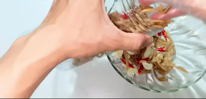 Place the radishes, garlic, and chili in a jar. Pour the cooled pickling liquid over the radishes, ensuring they are fully submerged. Mix gently. Cover and let it soak for 2 days at room temperature (refrigerate for a crispier result).