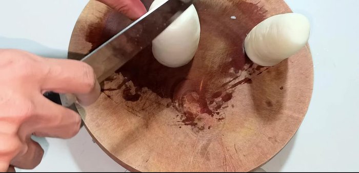 Cut off both ends of the radishes and cut each in half. Split each half into three parts and slice them to a thickness that is not too thick or thin (about 1cm).