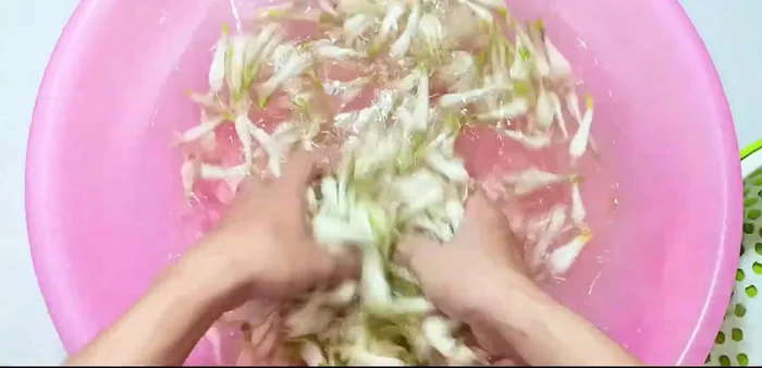 Wash the peeled shallots twice with clean water.