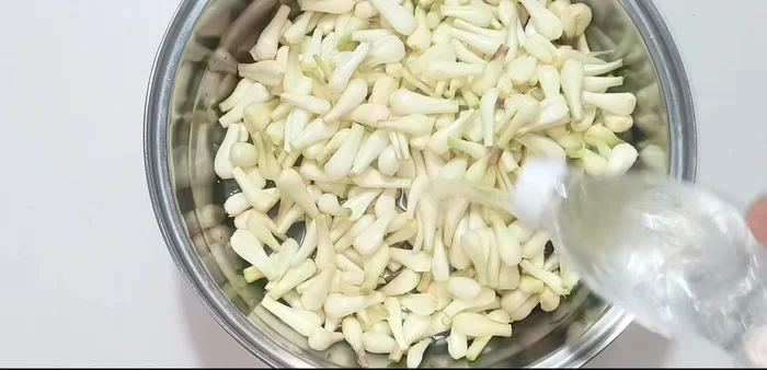 Divide shallots in half. For sweet and sour shallots: mix half with vinegar briefly to remove greasiness and drain.