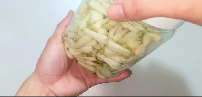 Soak sweet and sour shallots for about 7 days.