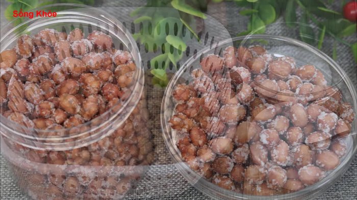 Select and remove broken or spoiled peanuts. Wash peanuts thoroughly if they are old or dark in color. If using new peanuts, simply wipe them with a tissue.