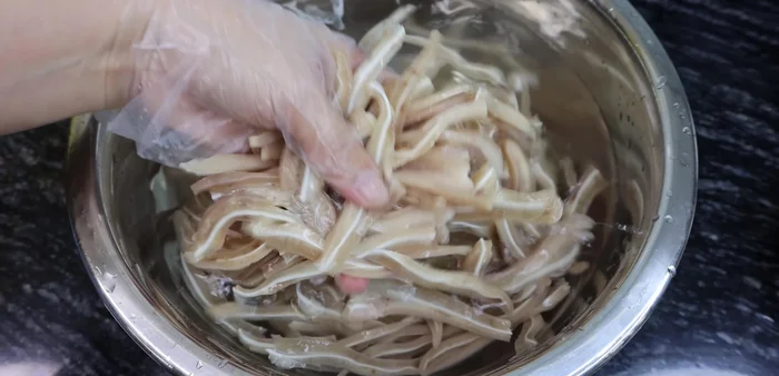 Rinse pig ears again until the water runs clear. (327.8)