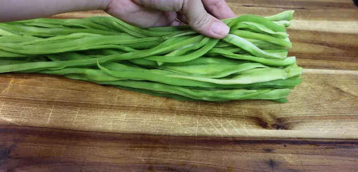 Prepare King's vegetable and carrot: Soak, wash, and cut into 5cm strips. (363.84)