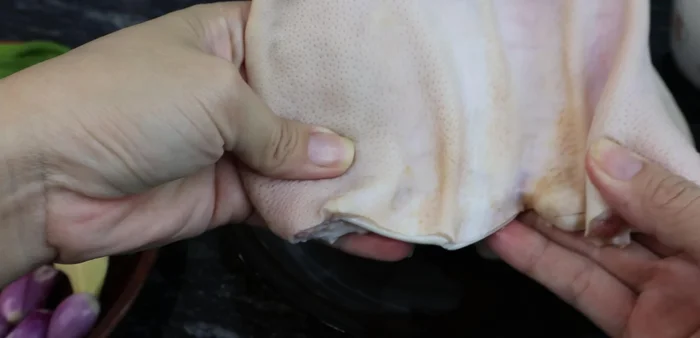 Wash pig ears thoroughly. Shave off any hair using a hairbrush. Rinse with vinegar, salt, and wine to remove fishy smell. (41.12)
