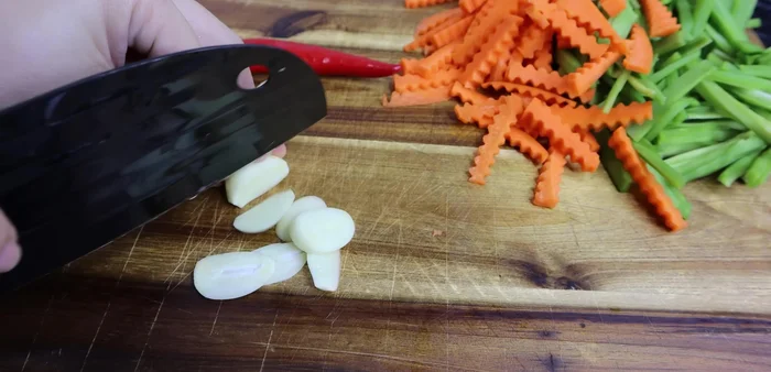 Slice garlic and chili. (473.479)
